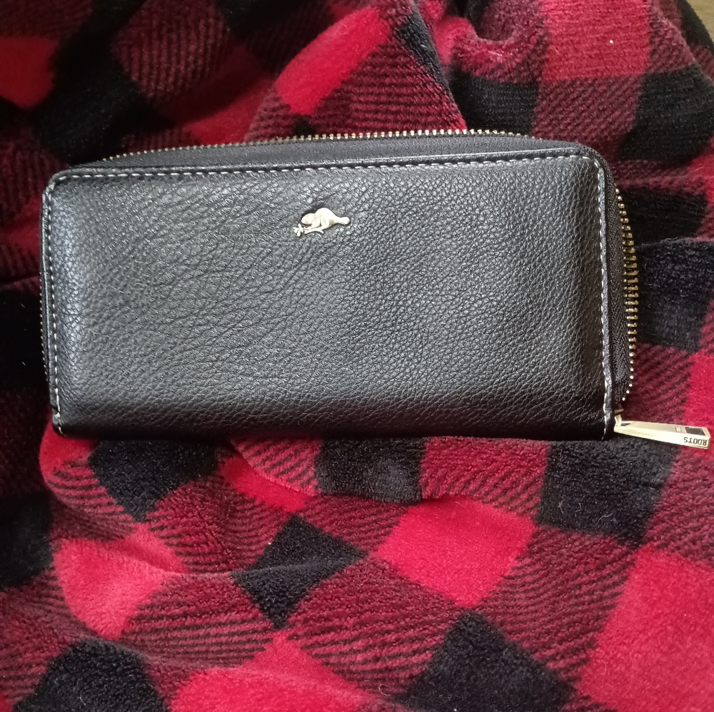 Roots Black Pebbled Leather Zip Wallet Utility Quality Staple